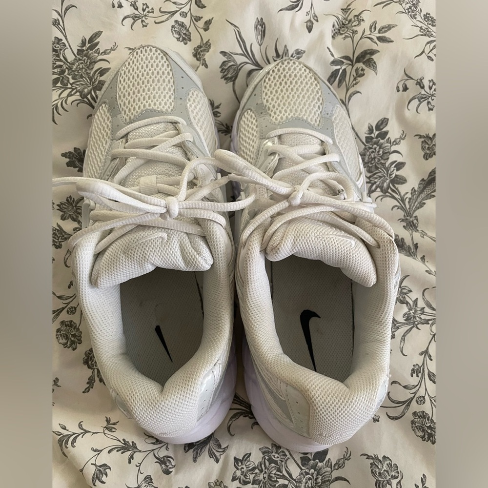 Nike Women's V5 RNR SNEAKER - Picture 9 of 12